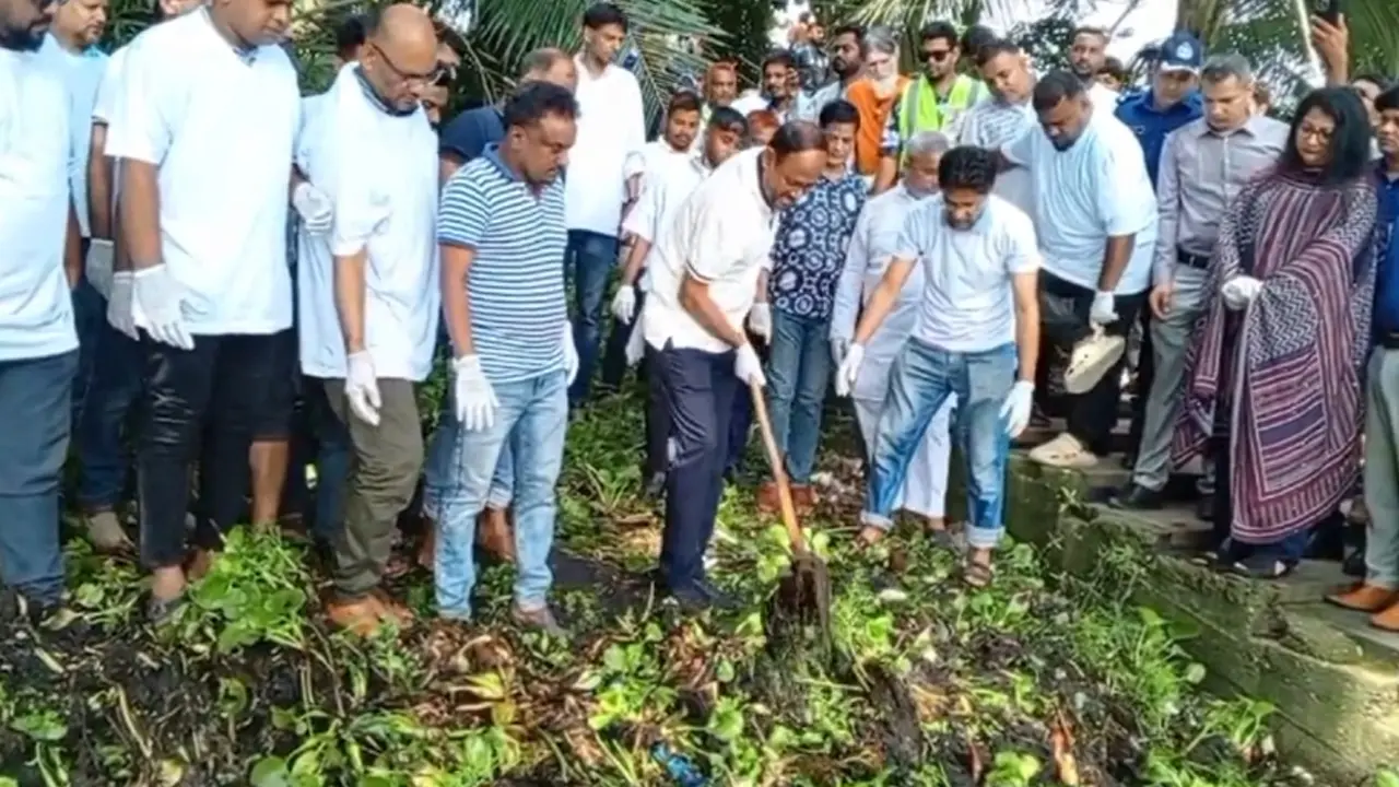 ডিসি লেক পরিচ্ছন্নতায় মাঠে নামলেন প্রতিমন্ত্রী টুকু