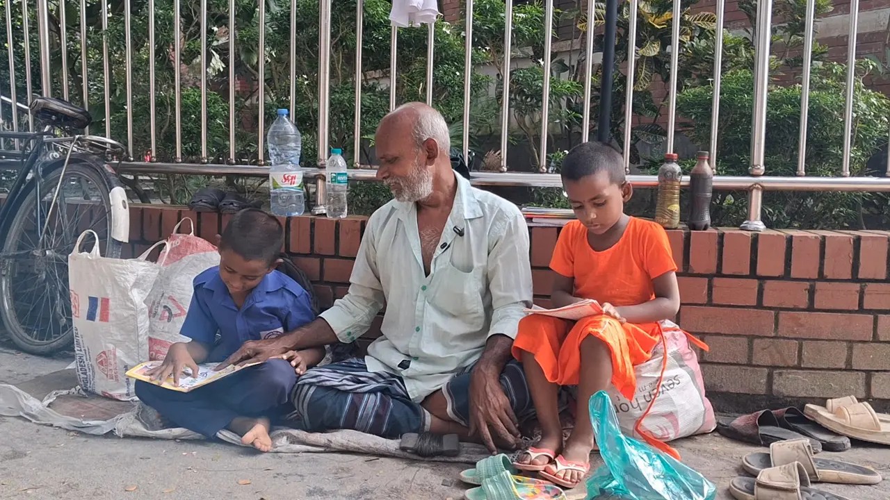খোলা আকাশের নিচে বাবার জুতার দোকান, সেখানেই ছেলের স্বপ্নের পাঠশালা