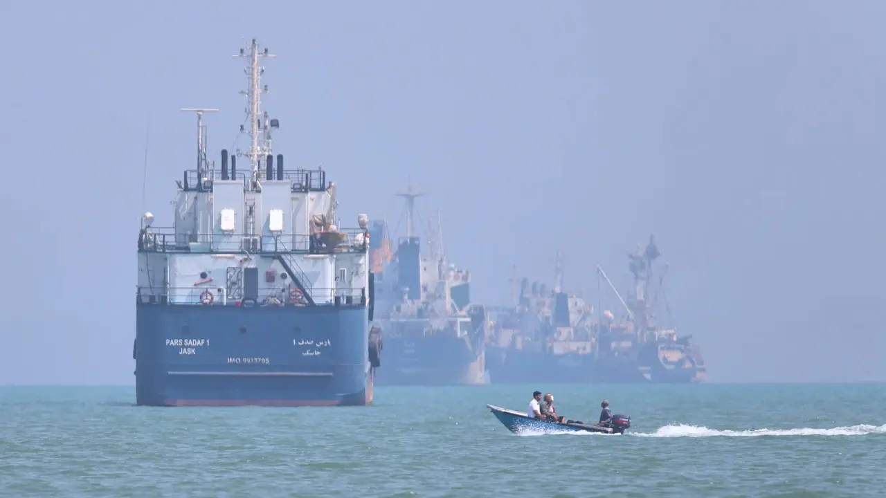 হরমুজে জাহাজে হামলায় ১০ ভারতীয় নাবিক উদ্ধার, নিখোঁজ ১