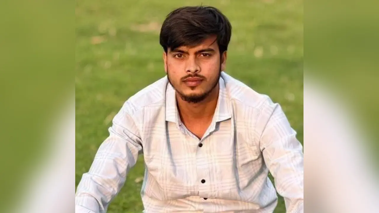 ট্রেনের ধাক্কায় যুবকের মৃত্যু, কানে ছিল হেডফোন