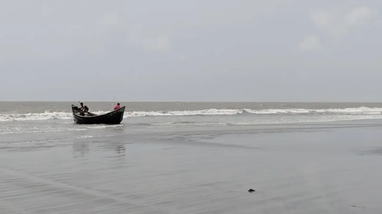 লঘুচাপে উত্তাল সাগর, ট্রলার-নৌকাকে নিরাপদ আশ্রয়ে যাওয়ার নির্দেশ