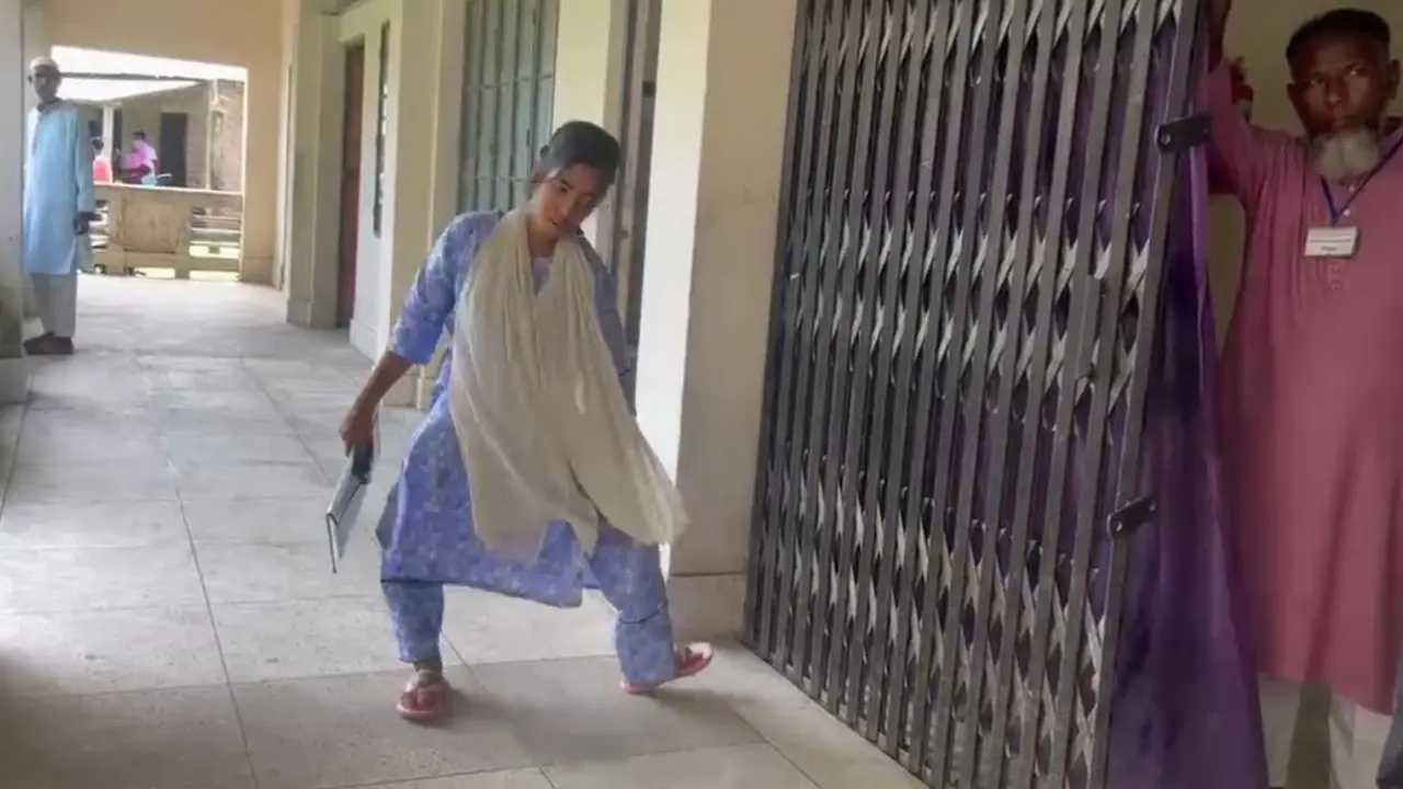 শরীর কাঁপলেও থামেনি কলম, এইচএসসিতে বসেছে অনামিকা