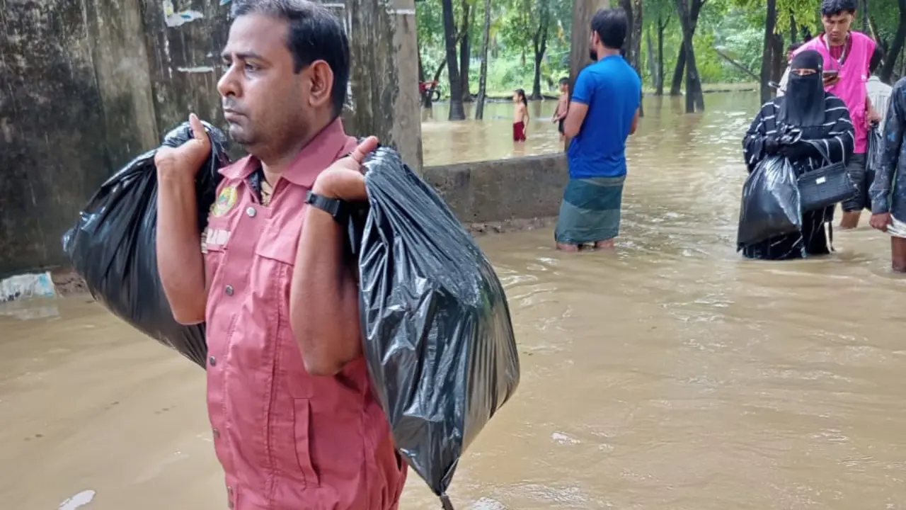 বন্যা ও পাহাড়ধসে ক্ষতিগ্রস্তদের পাশে মানবিক দায়িত্বে আনসার-ভিডিপি