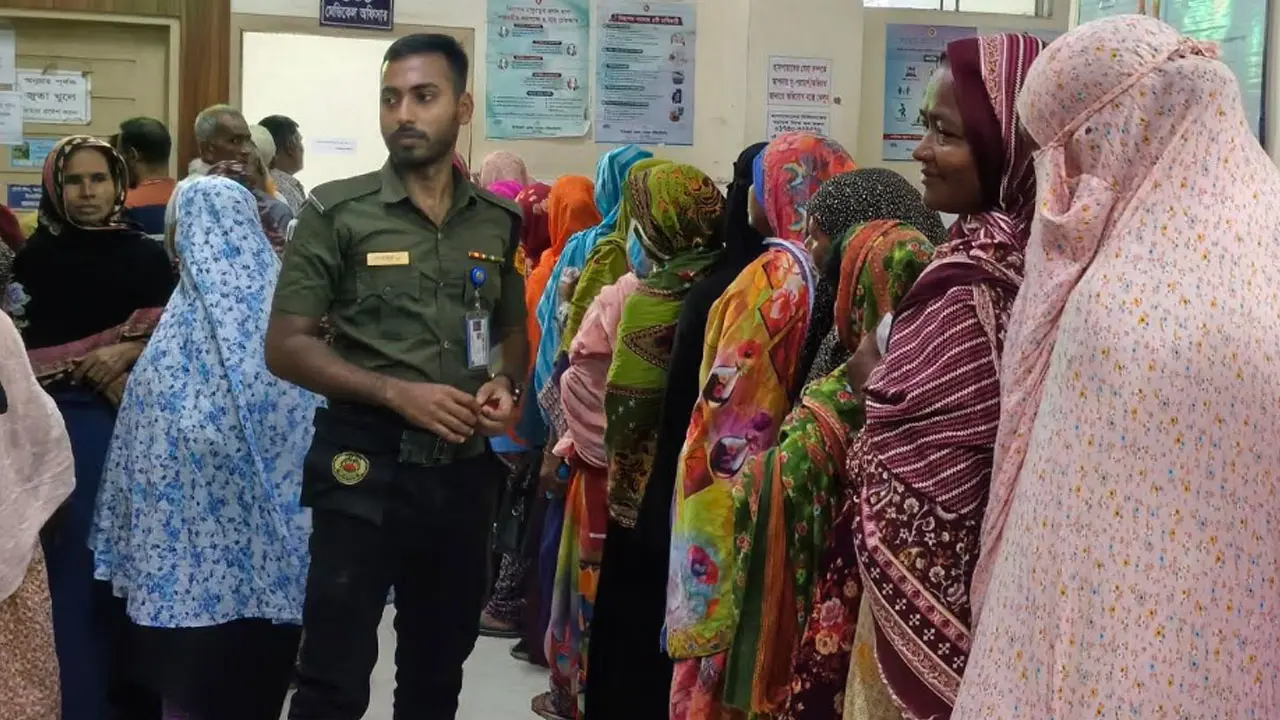 হাসপাতালের নিরাপত্তার দায়িত্বে থাকা আনসার সদস্য ভুগছেন নিরাপত্তাহীনতায়