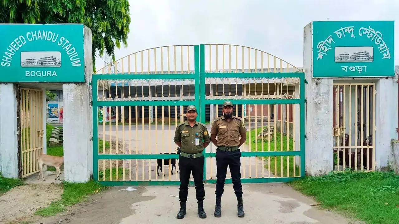 বগুড়ার শহীদ চান্দু স্টেডিয়ামে সশস্ত্র আনসার সদস্য মোতায়েন