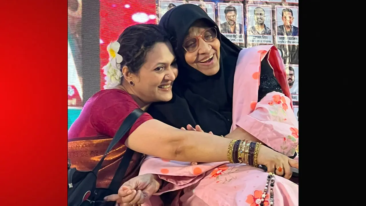 মেয়ের জন্য ভোট চাইতে এসে কাঁদলেন অভিনেত্রী আনোয়ারা