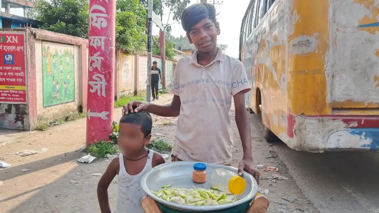 বাবা নেই, প্রতিবন্ধী মা ও ভাইয়ের দায়িত্ব ১২ বছরের আরমানের কাঁধে