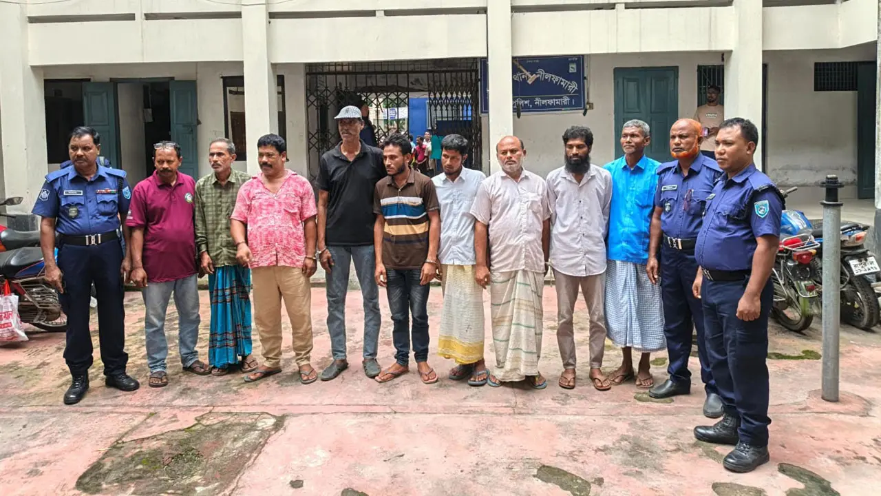 জুয়ার আসর থেকে উপজেলা যুবদলের আহ্বায়কসহ গ্রেপ্তার ৮