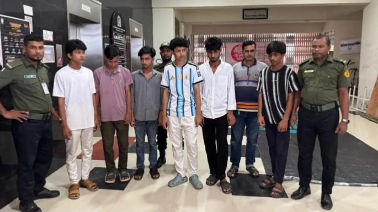 নারী শিক্ষার্থীদের গোপনে ভিডিও ধারণের অভিযোগে ৬ শিক্ষার্থী আটক