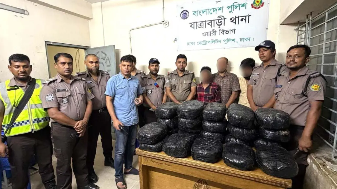 যাত্রাবাড়ীতে পুলিশের চেকপোস্টে ৪৪ কেজি গাঁজাসহ গ্রেপ্তার তিন কারবারি