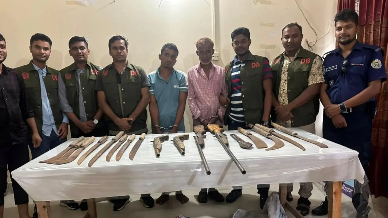 চট্টগ্রামে দুর্গম পাহাড়ে ডিবির অভিযান, ৪ আগ্নেয়াস্ত্রসহ আটক ২