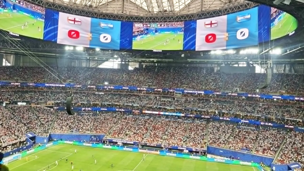 ছাদ ঢাকা স্টেডিয়ামে সমর্থকদের হুংকার