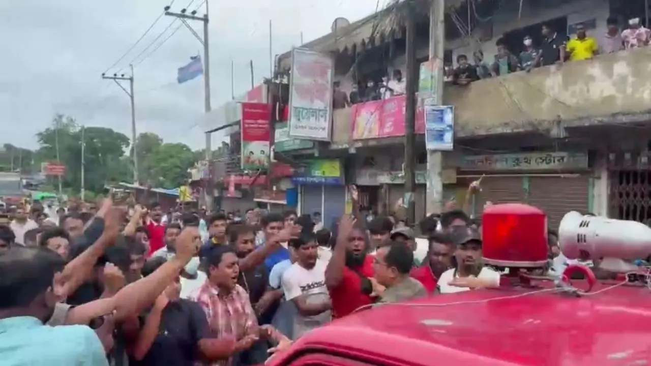 ফটিকছড়িতে আগুন নেভার পর ফায়ার সার্ভিস আসায় ক্ষোভ, হামলা