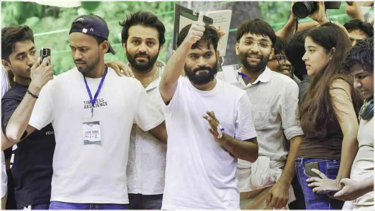 ককরোচ পার্টির প্রধান অভিজিৎ বললেন, ‘এটা কেবলই শুরু’