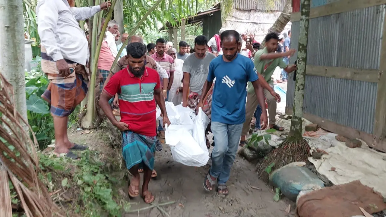 বাবা-মায়ের মরদেহের পাশে কাঁদছিল দুই মাসের শিশু