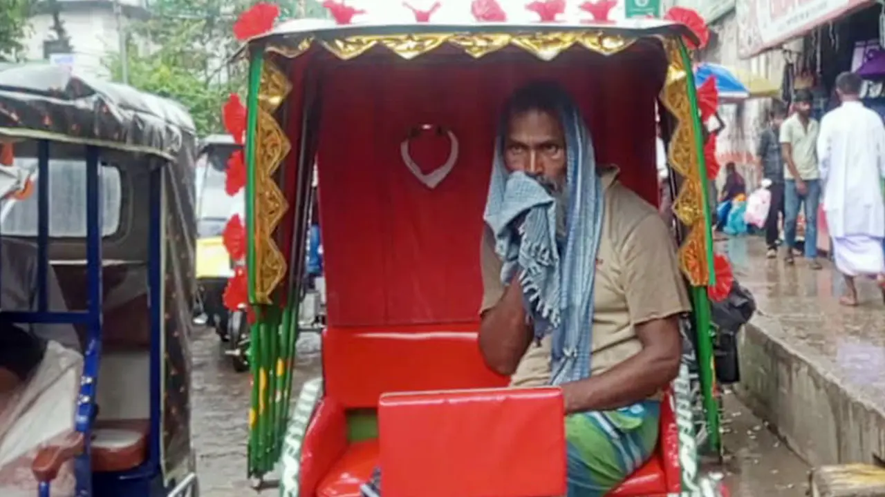 ‘বৃষ্টিতে ভিজলে অসুস্থ হবো, আবার না বের হলে পেট চলবে না’