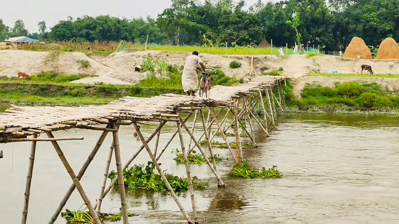১০ গ্রামের ২০ হাজার মানুষের একমাত্র ভরসা নড়বড়ে বাঁশের সাঁকো