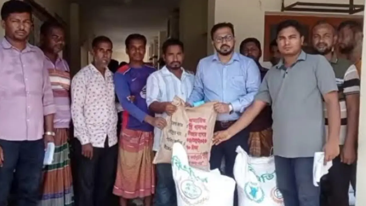 বৃক্ষরোপণ প্রকল্পে সার ও বাঁশের খুঁটি বিতরণে অনিয়মের অভিযোগ