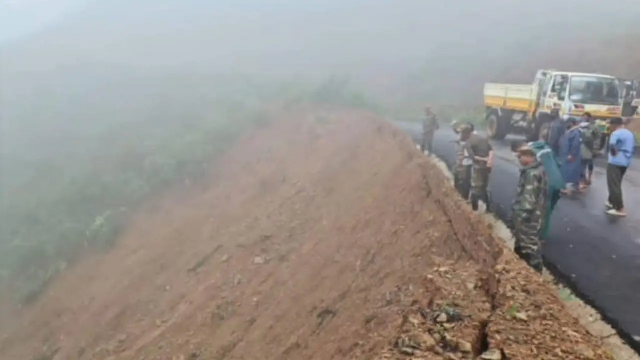 পাহাড়ধসে বান্দরবানের সড়কে ব্যাপক ক্ষতি, যোগাযোগ সচলে মাঠে সেনাবাহিনী