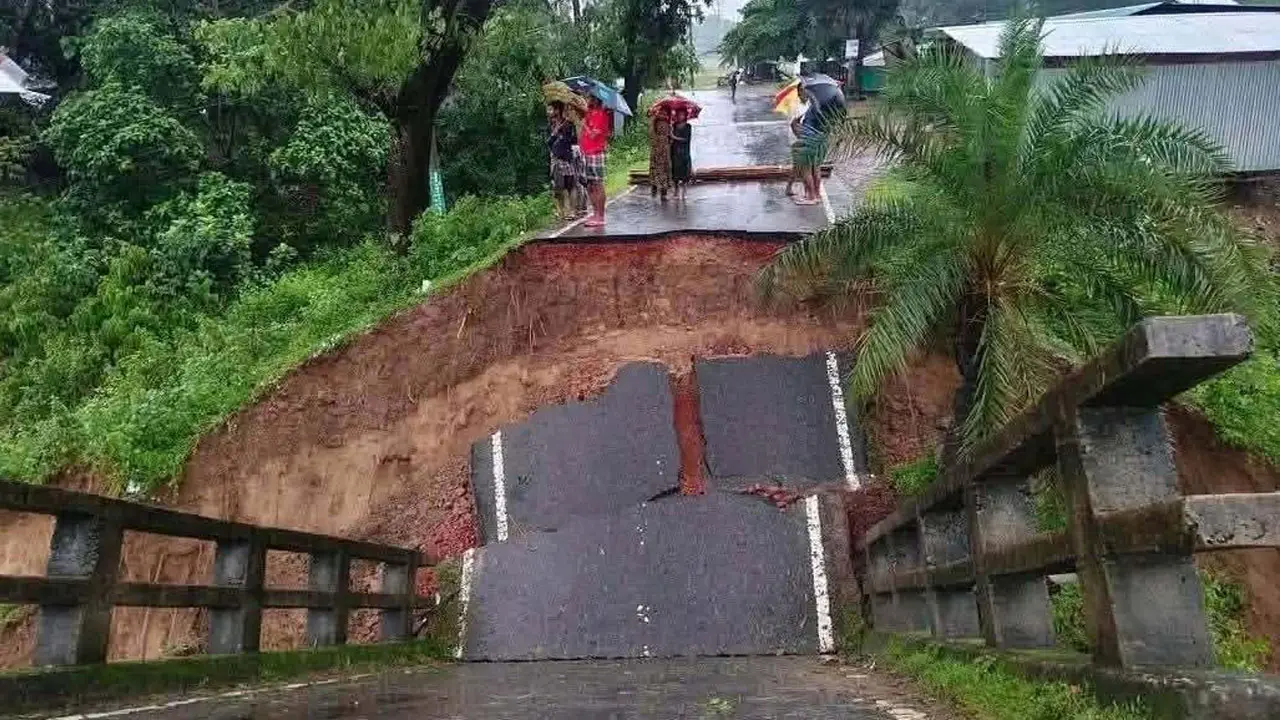 ধসে পড়েছে সেতু, বান্দরবান-রাঙ্গামাটি সড়ক যোগাযোগ বিচ্ছিন্ন