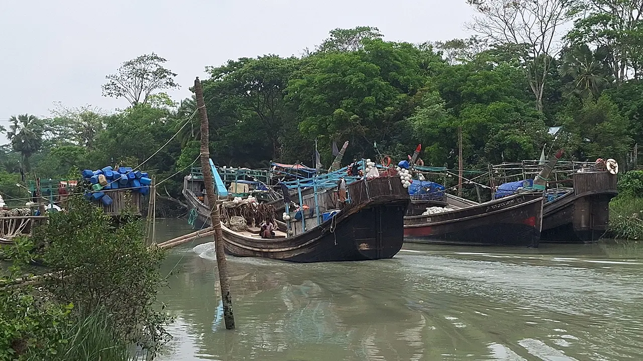 প্রোপেলার ভেঙে সাগরে ভাসছিল ট্রলার, তিন দিন পর ১৭ জেলে উদ্ধার