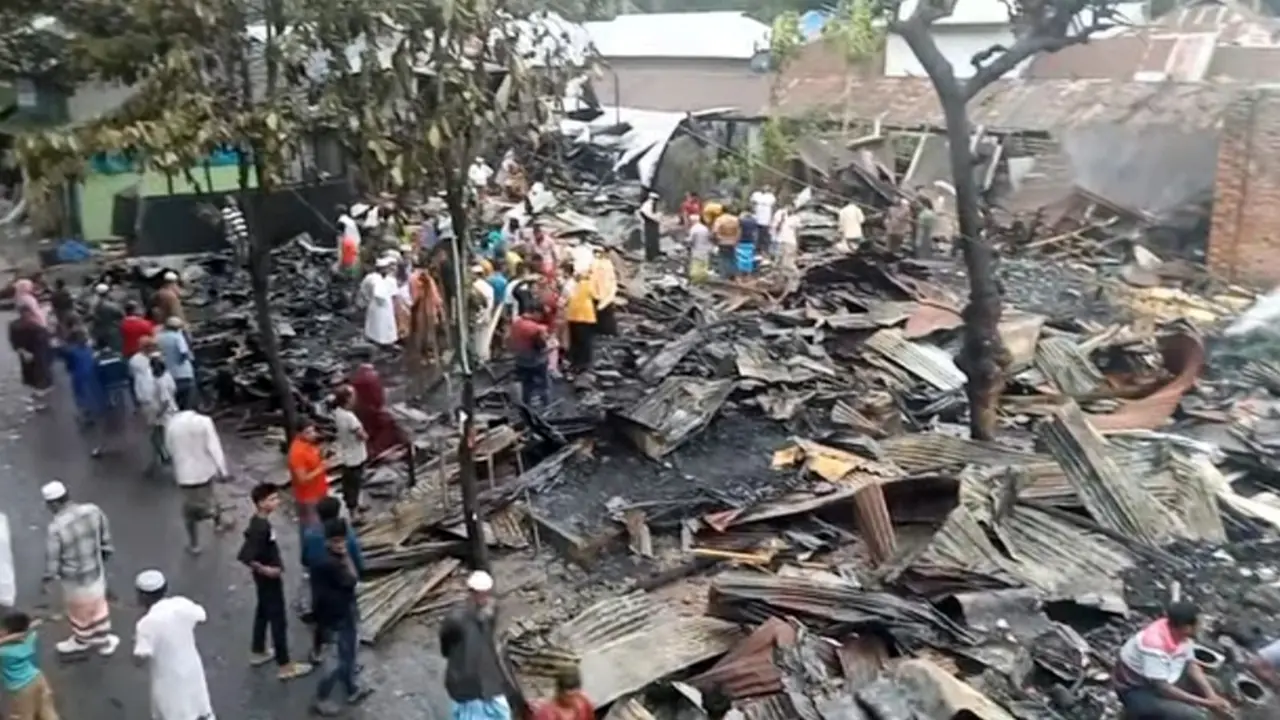 বরগুনায় আগুনে ৩০ ব্যবসাপ্রতিষ্ঠান পুড়ে ছাই