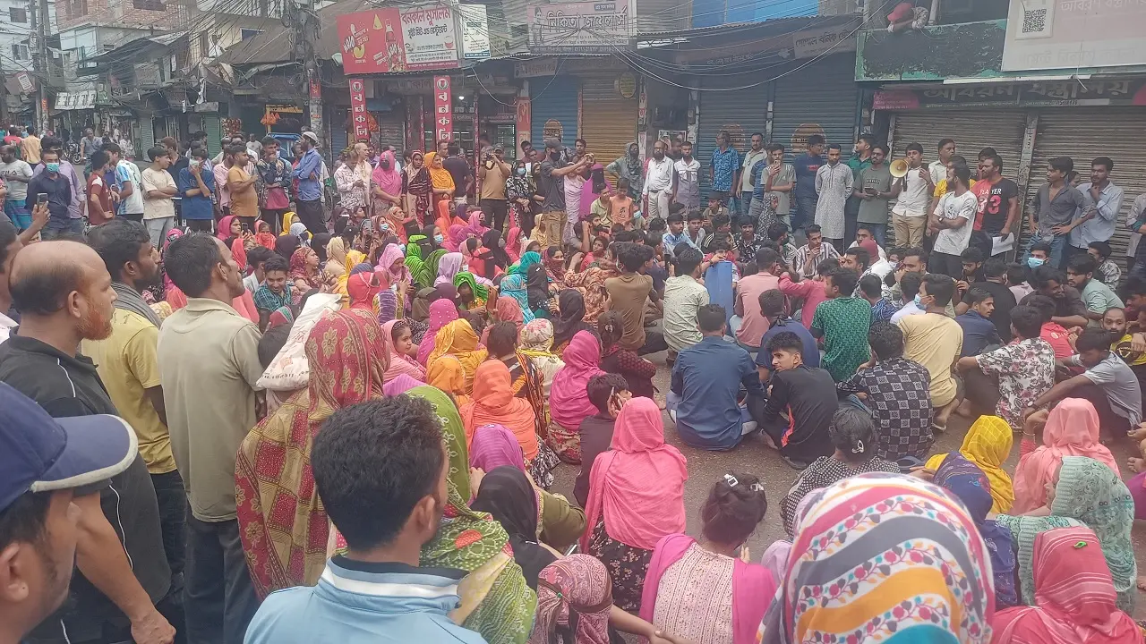 বরিশালে বকেয়া বেতনসহ ৮ দফা দাবিতে শ্রমিকদের বিক্ষোভ, সড়ক অবরোধ