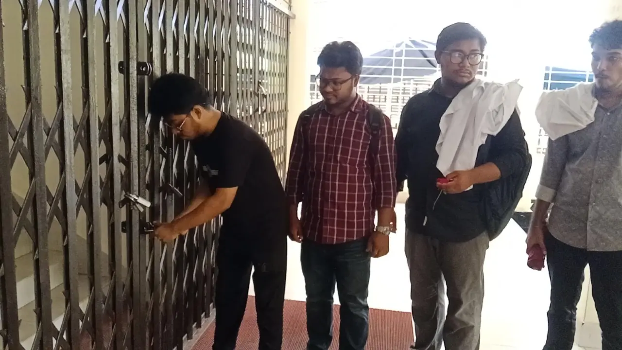 অবরুদ্ধ ১৫ কর্মকর্তা-কর্মচারীকে উদ্ধার করলেন ম্যাজিস্ট্রেট