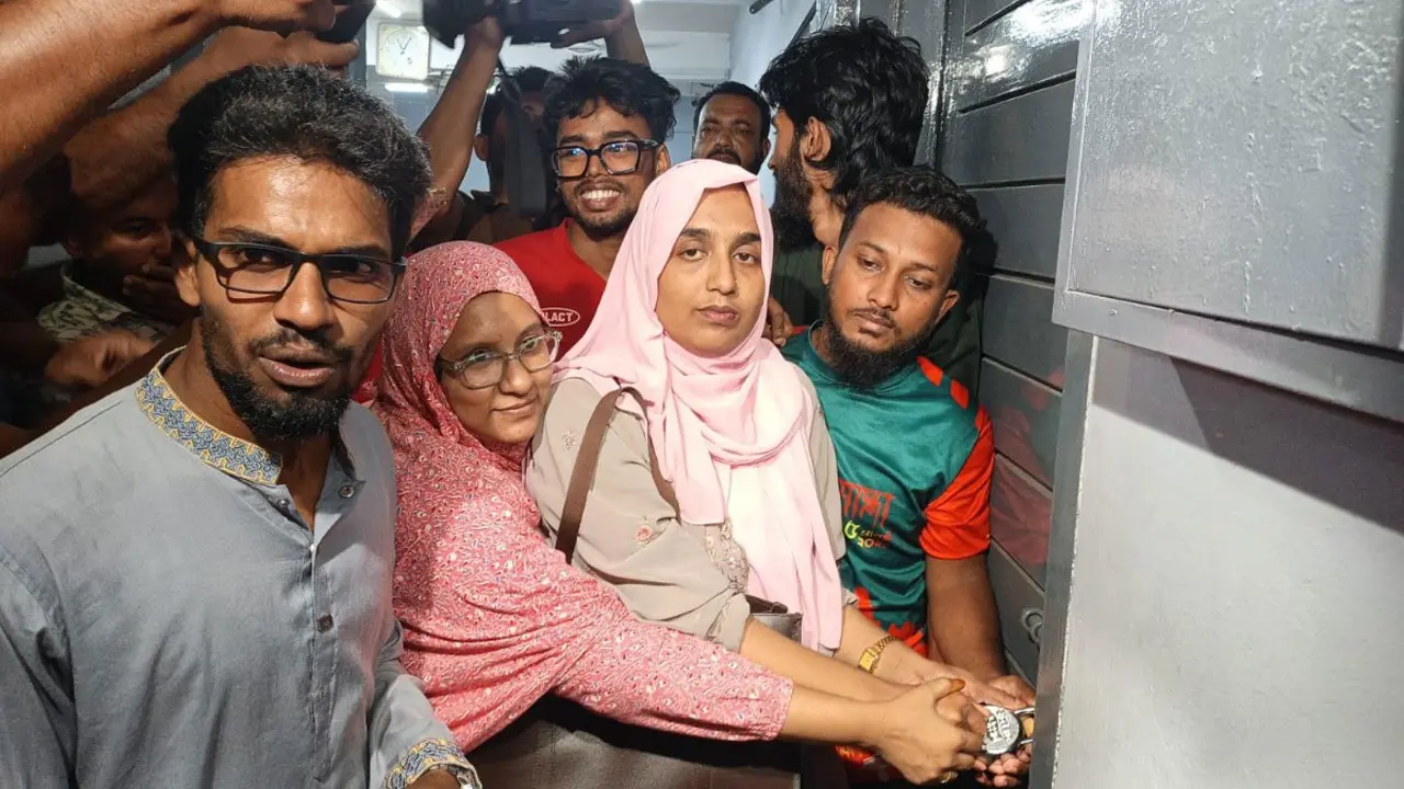 বরিশালে সিভিল সার্জনের অপসারণ দাবিতে বিক্ষোভ ও কক্ষে তালা