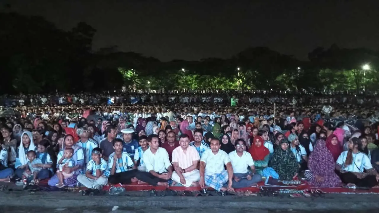 বিশ্বকাপ ফাইনাল, কানায় কানায় পূর্ণ বেরোবির স্মারক মাঠ