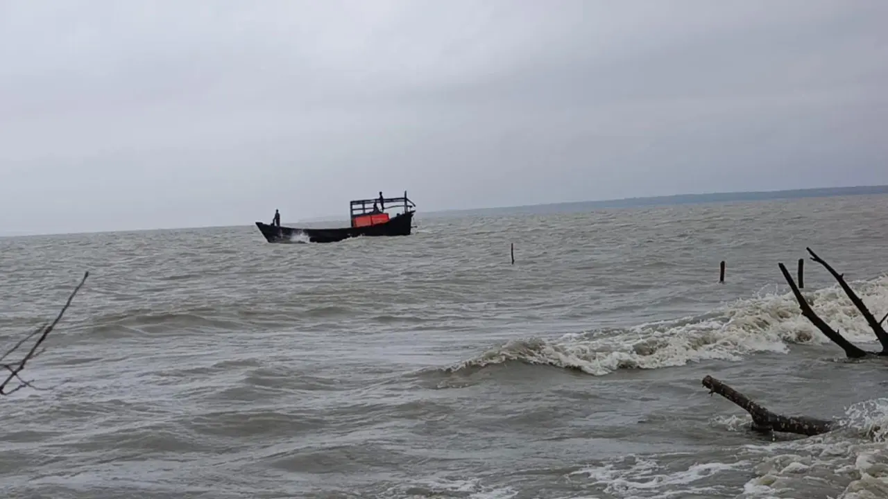 বৈরী আবহাওয়ায় সাগরে ট্রলারডুবি, নিখোঁজ দুই জেলে
