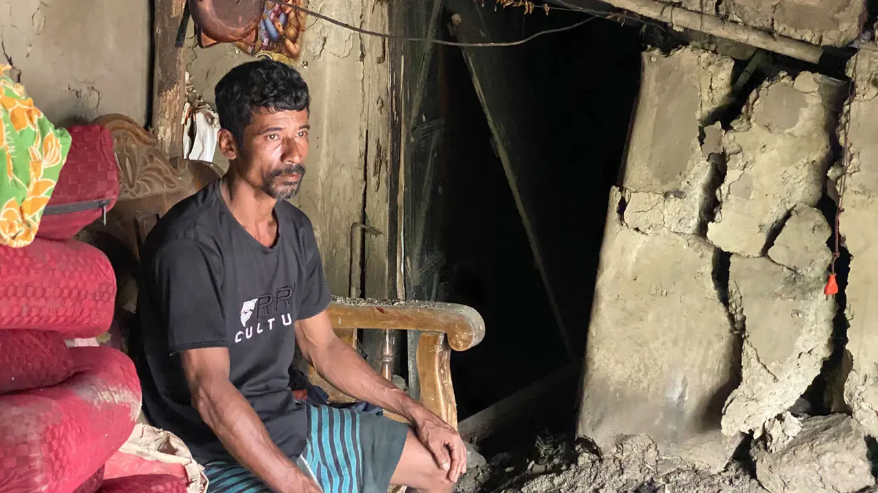বানের জলে বিকল উপার্জনের বাহন, স্ত্রী-সন্তান নিয়ে রুবেলের মানবেতর জীবন
