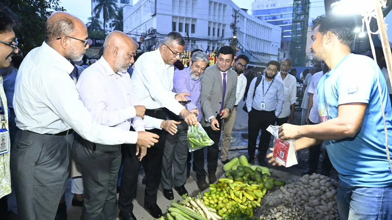 পকেটে ছিল না নগদ টাকা, কিউআর স্ক্যানেই চা, মোগলাই ও সবজি কিনলেন গভর্নর