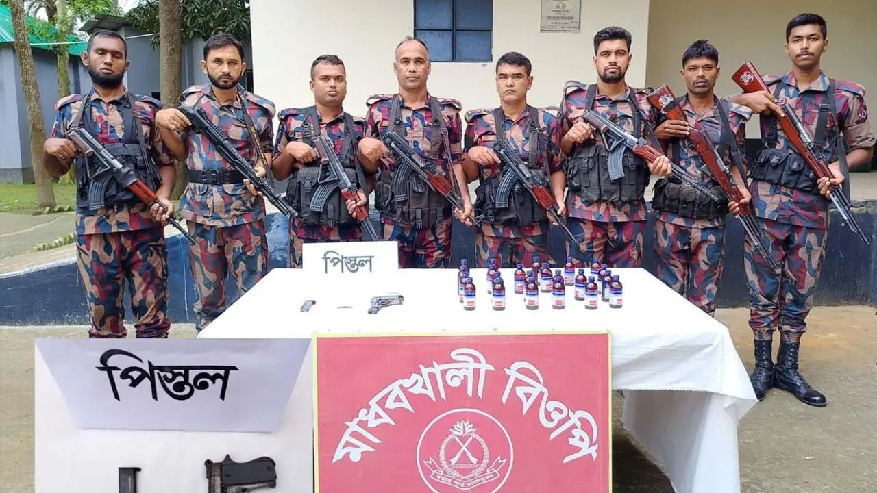 বিজিবির ধাওয়ায় পালাল চোরাকারবারি, ব্যাগে মিলল পিস্তল-গুলি-সিরাপ