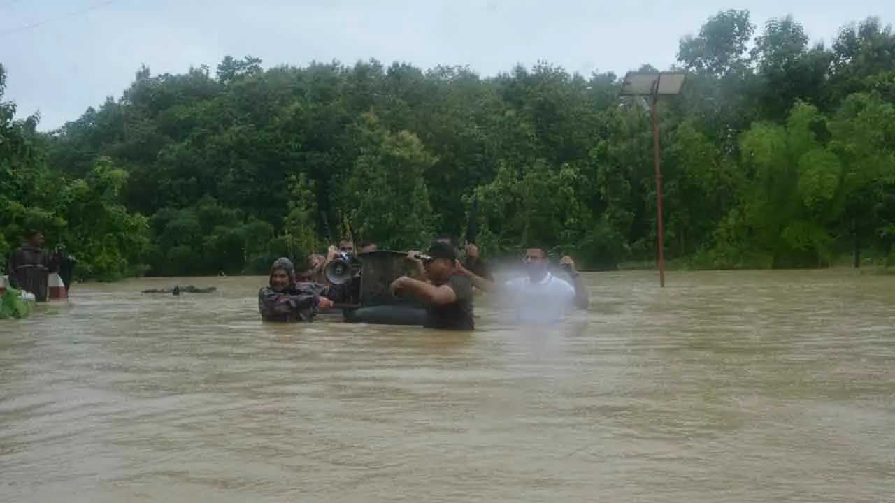 বান্দরবানের বন্যাদুর্গত মানুষের পাশে বিজিবি, উদ্ধার ১২২ পরিবার