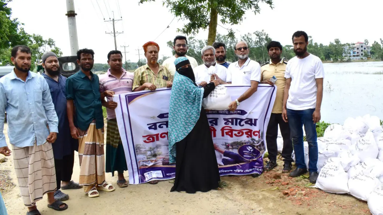 চট্টগ্রামের বন্যাদুর্গত মানুষের পাশে বিজিএমইএ