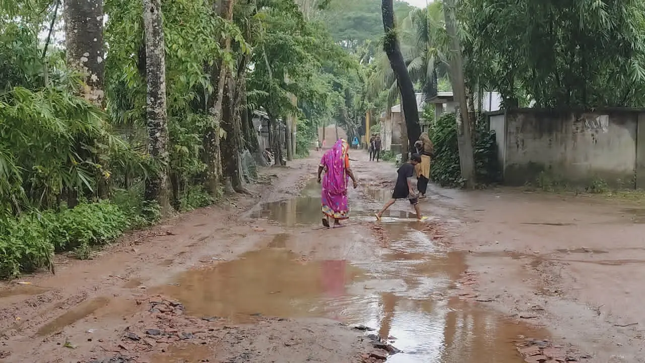 ভোলায় ১২০০ কিলোমিটার সড়কের বেহাল দশা, চরম দুর্ভোগে লাখো মানুষ