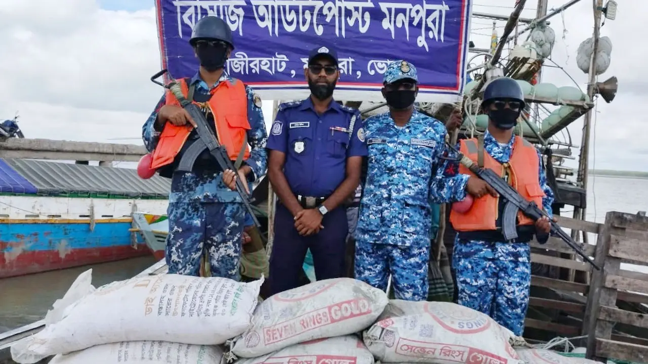 মনপুরা থেকে মিয়ানমারে পাচারকালে ৪৫০ বস্তা সিমেন্টসহ যুবক আটক