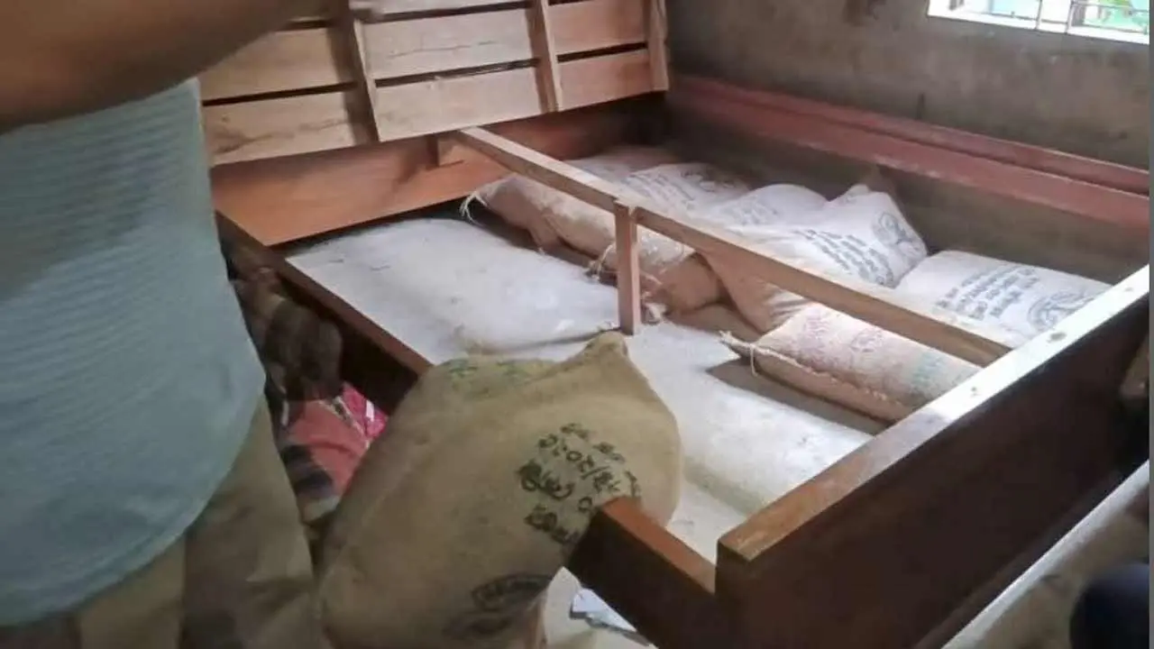 ভোলায় খাটের নিচে মিলল ৩৩ বস্তা সরকারি চাল