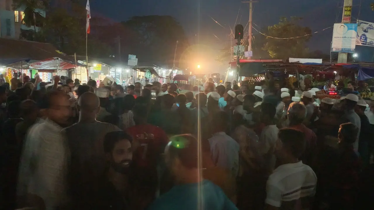জামালপুরে পানি নিষ্কাশনের দাবিতে রেলপথ অবরোধ, ট্রেন চলাচল বন্ধ