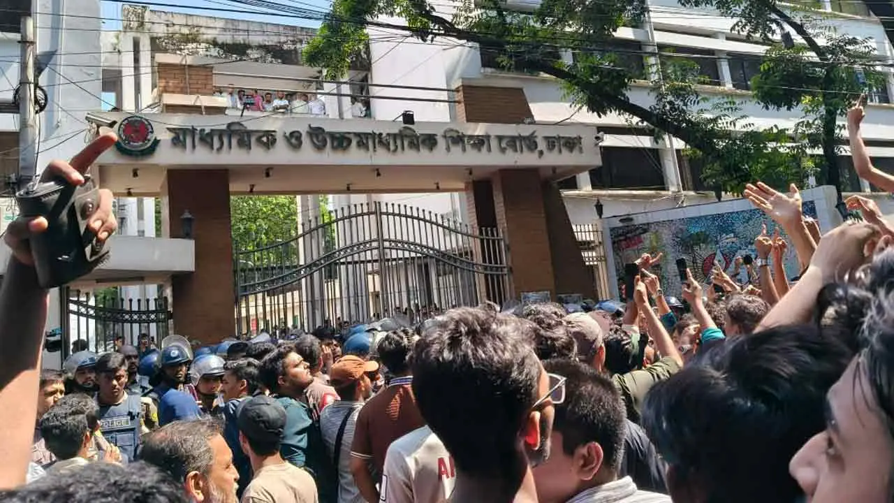 এবার ঢাকা শিক্ষাবোর্ড ঘেরাও করেছেন শিক্ষার্থীরা