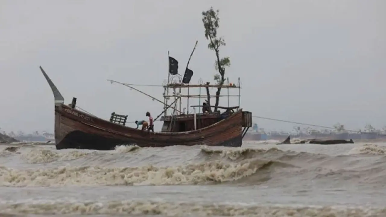 দুর্বল হচ্ছে গভীর নিম্নচাপ, বৃষ্টির দাপট অব্যাহত থাকার আভাস