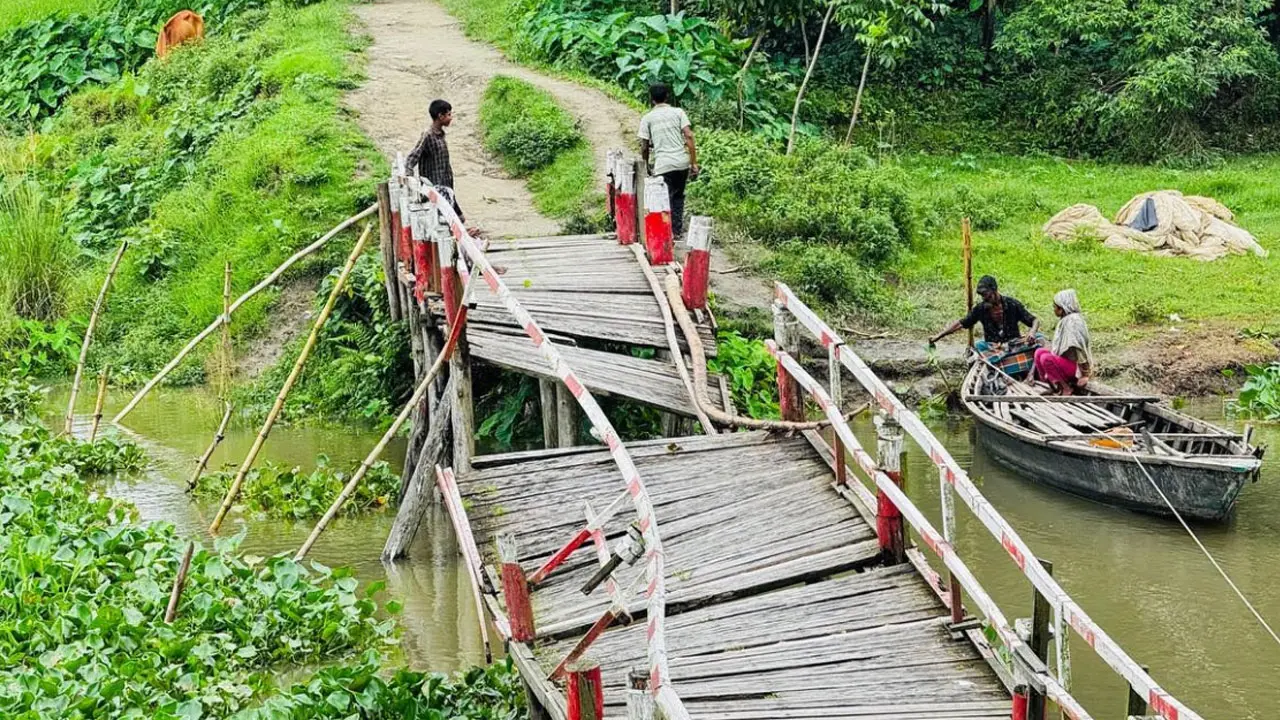 ভাঙা সাঁকোয় অবরুদ্ধ ২৪০ পরিবার, নৌকায় ঝুঁকিপূর্ণ পারাপার