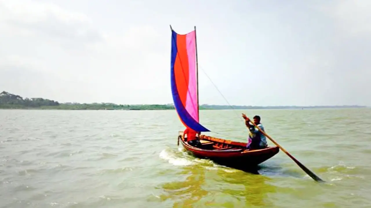যান্ত্রিক সভ্যতার ছোঁয়ায় হারিয়ে যাচ্ছে পালতোলা নৌকা