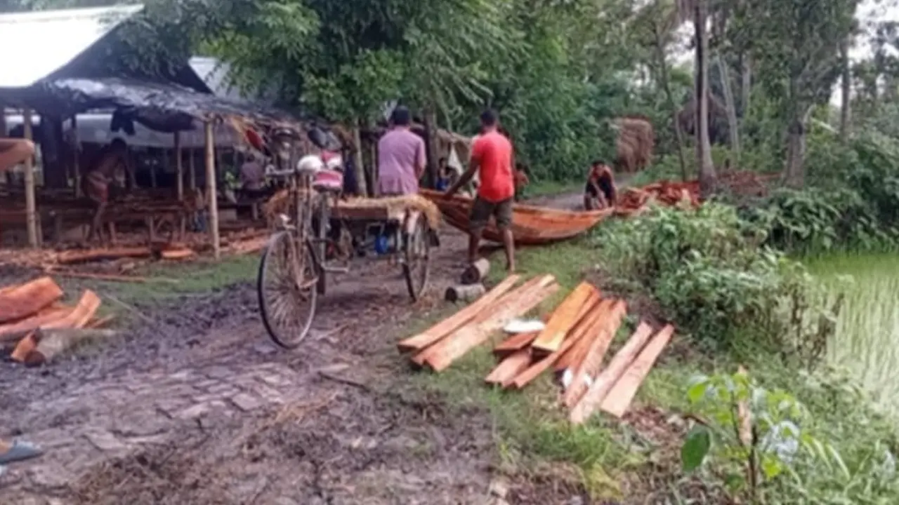 নৌকা তৈরিতে ব্যস্ত নড়াইলের ‘নৌকা গ্রাম’ রামসিদ্ধি