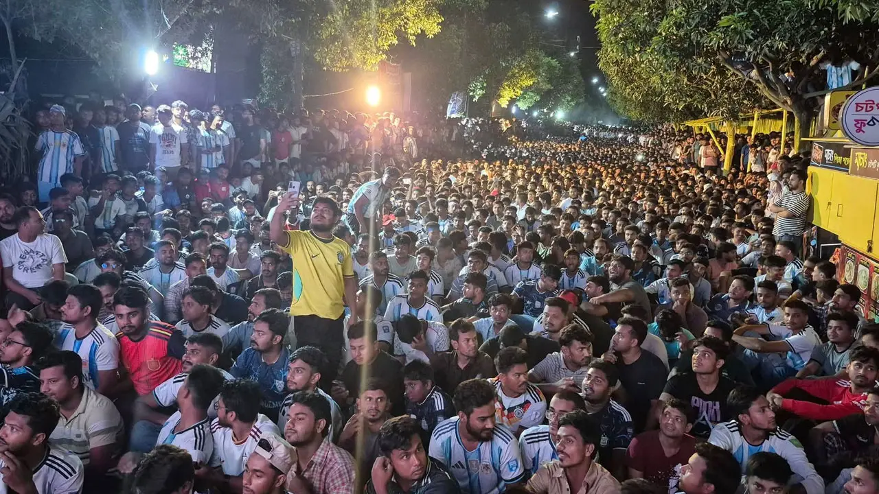 বড়পর্দায় বিশ্বকাপ ফাইনাল, ফুটবল উন্মাদনায় মুখর বগুড়া