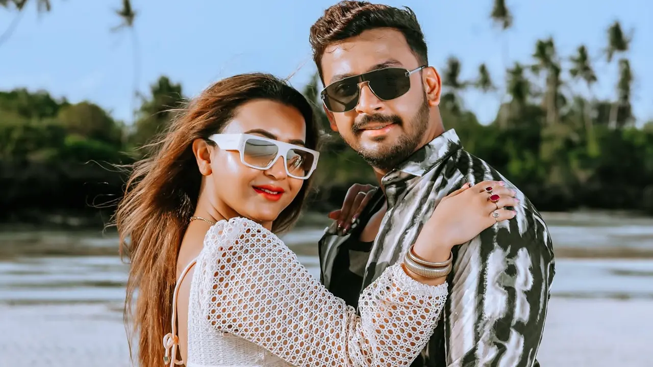 পর্দায় অন্যের সঙ্গে চুম্বন দৃশ্য কিভাবে মানিয়ে নেন বনি-কৌশানী?