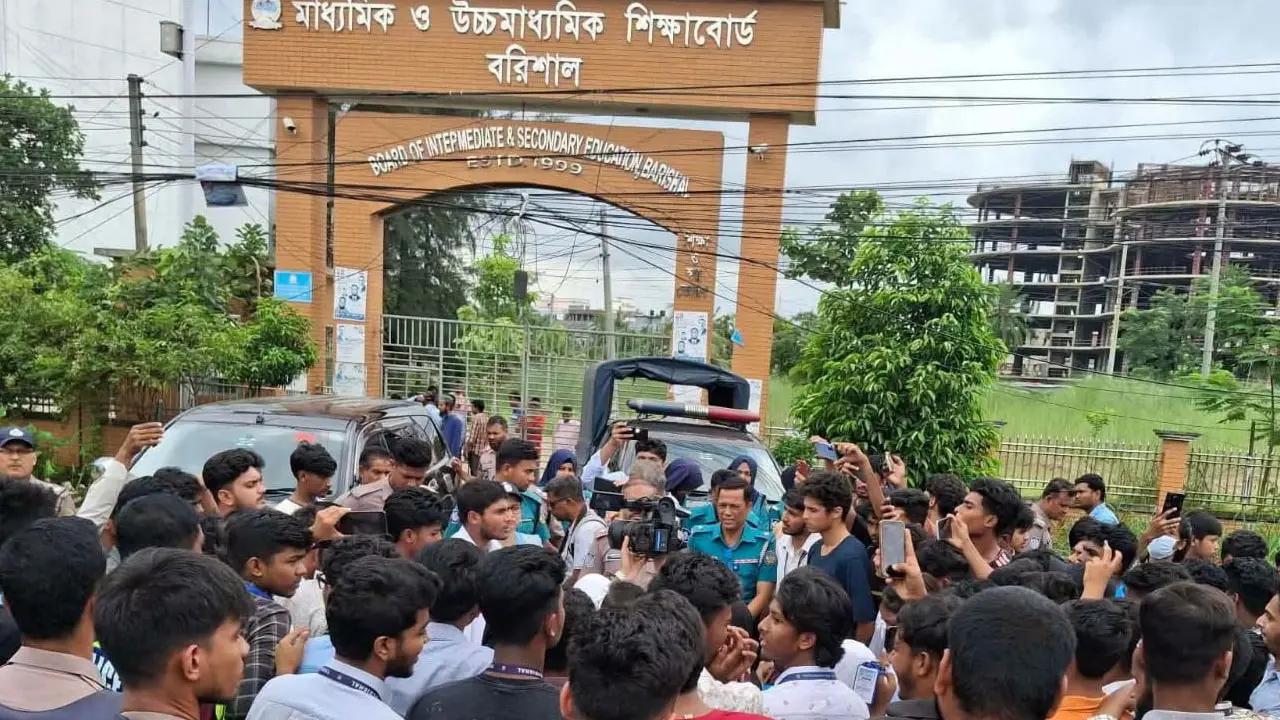 ৬ দফা দাবিতে বরিশাল শিক্ষা বোর্ডের সামনে এইচএসসি পরীক্ষার্থীদের বিক্ষোভ