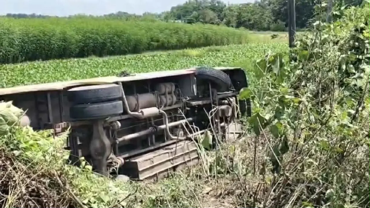 কসবায় চাকা পাংচার হয়ে বাস খাদে, আহত ১২