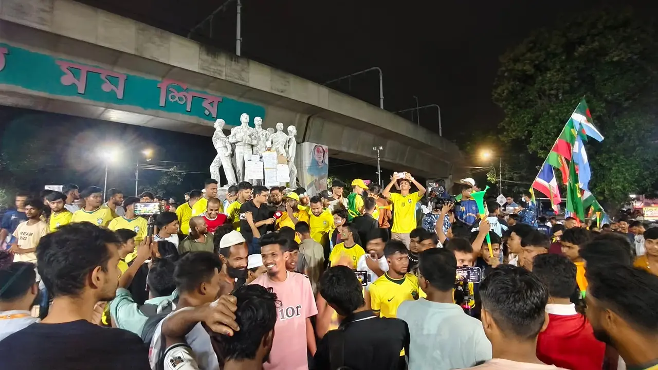 টানা বৃষ্টি-ভেজা পরিবেশ কোনো কিছুই দমাতে পারেনি ব্রাজিল ভক্তদের